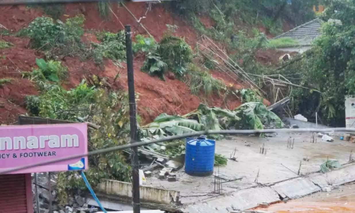 പഞ്ചായത്ത് കെട്ടിടം മണ്ണിൽ ആണ്ടുപോയിട്ട്​ രണ്ടു വർഷം; ഉണരാതെ അധികൃതർ