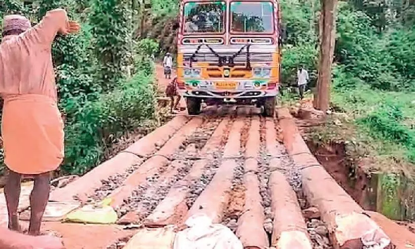 തകർന്ന പാലത്തിന് പകരം നാട്ടുകാർ താൽക്കാലിക പാലം നിർമിച്ചു