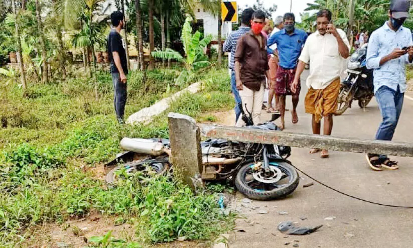 ബൈക്കിടിച്ച്​ വൈദ്യുതിത്തൂൺ തകർന്നു; യാത്രക്കാരന് പരിക്ക്