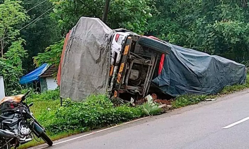 ലോ​റി വ​യ​ലി​ലേ​ക്ക് മ​റി​ഞ്ഞു; ജീ​വ​ന​ക്കാ​ർ ര​ക്ഷ​പ്പെ​ട്ടു