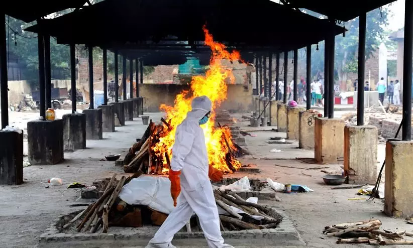 കോവിഡ്​ ഭീതിയിൽ ബന്ധുക്കളും നാട്ടുകാരും കൈയൊഴിഞ്ഞു; ഭർത്താവിൻറെ മൃതദേഹം ഭാര്യ സംസ്​കരിച്ചു