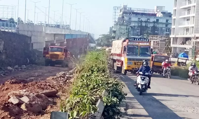 പകൽ റോഡ് നിർമാണം;  കുണ്ടന്നൂരിൽ ഗതാഗതക്കുരുക്ക്