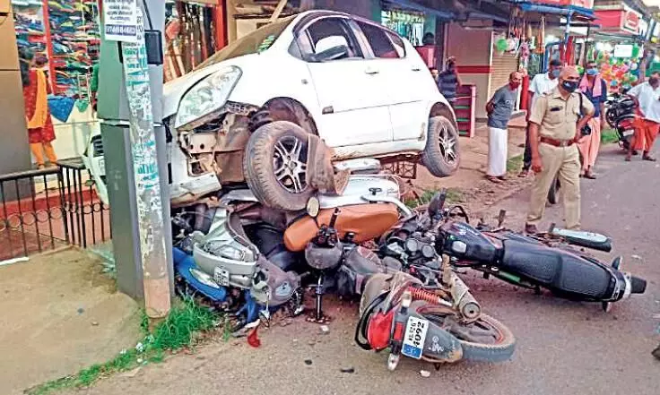 അഞ്ച് ബൈക്കുകൾക്ക് മുകളിലൂടെ കാർ തുണിക്കടയിലേക്ക് പാഞ്ഞുകയറി