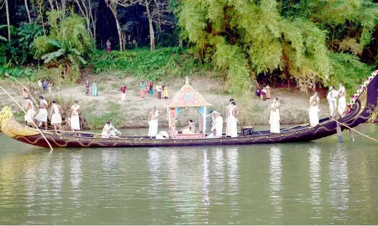 ഓണവിഭവങ്ങളുമായി തിരുവോണത്തോണി കാട്ടൂരിൽനിന്ന് പുറപ്പെട്ടു