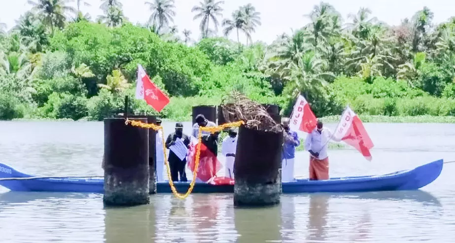 എ​ങ്ങു​മെ​ത്താ​തെ കാ​ക്ക​ത്തു​രു​ത്ത്​ പാ​ലം ; പി​ല്ല​റി​ൽ ഊ​ഞ്ഞാ​ൽ​കെ​ട്ടി പ്ര​തി​ഷേ​ധി​ച്ചു