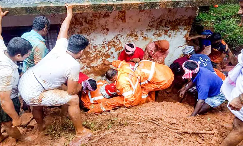 സംരക്ഷണഭിത്തി ഇടിഞ്ഞ്​​ രണ്ട്​ തൊഴിലാളികൾ മണ്ണിനടിയിൽപെട്ടു ; ഒന്നര മണിക്കൂറെടുത്ത്​  രക്ഷപ്പെടുത്തി