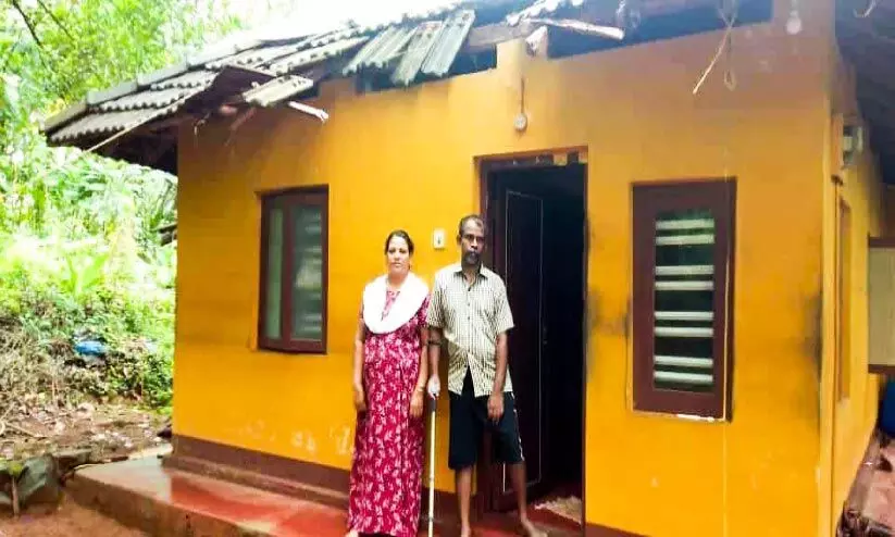 മ​ഴ​യി​ൽ വീ​ട് ത​ക​ർ​ന്നു; കി​ട​പ്പാ​ടം ന​ഷ്​​ട​പ്പെ​ട്ട് പ​ത്മ​നാ​ഭ​നും കു​ടും​ബ​വും