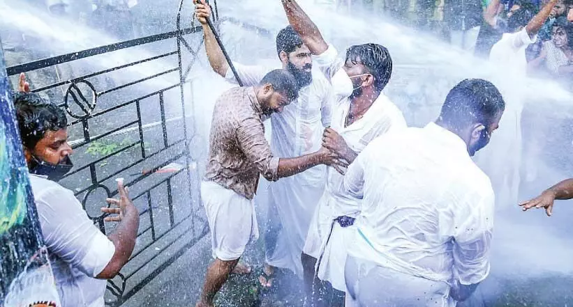 മന്ത്രി ജലീലിന്‍റെ രാജി; മഴയിലും അണയാത്ത പ്രതിഷേധം