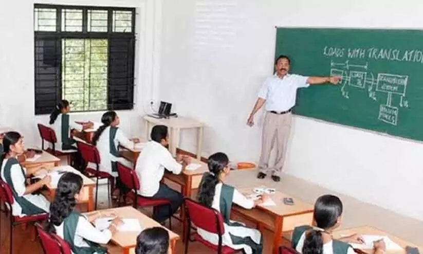 അ​ധ്യാ​പ​ക നി​യ​മ​ന​ങ്ങ​ൾ​ക്ക്​ കൂ​ച്ചു​വി​ല​ങ്ങ്​; അ​ധ്യാ​പ​ക-​വി​ദ്യാ​ർ​ഥി അ​നു​പാ​ത​ം ഉ​യ​ർ​ത്തും