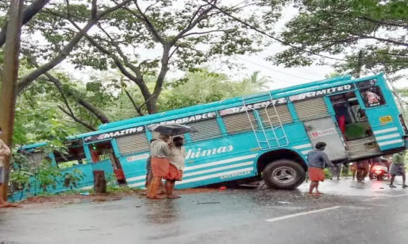 ആലിൻകീഴിൽ ബസ്​ താഴ്​ചയിലേക്ക്​ കൂപ്പുകുത്തി