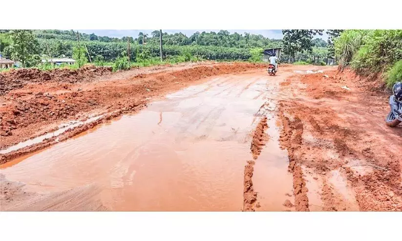 രണ്ടുവർഷമായിട്ടും പണിതീരാതെ ഇളമണ്ണൂർ-പാടംപാത