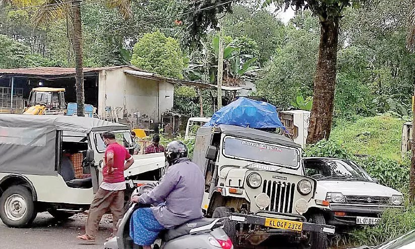 മൂന്ന് വാഹനം കൂട്ടിയിടിച്ച്​ കുഞ്ഞടക്കം നാലുപേർക്ക്​ പരിക്ക്