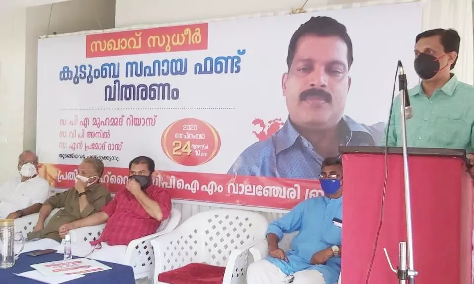 സുധീറി​െൻറ കുടുംബത്തിന്​ സഹായധനം കൈമാറി