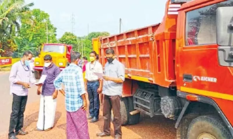 വിജിലൻസ് പരിശോധന; ഏഴ് ലോറികൾ പിടികൂടി