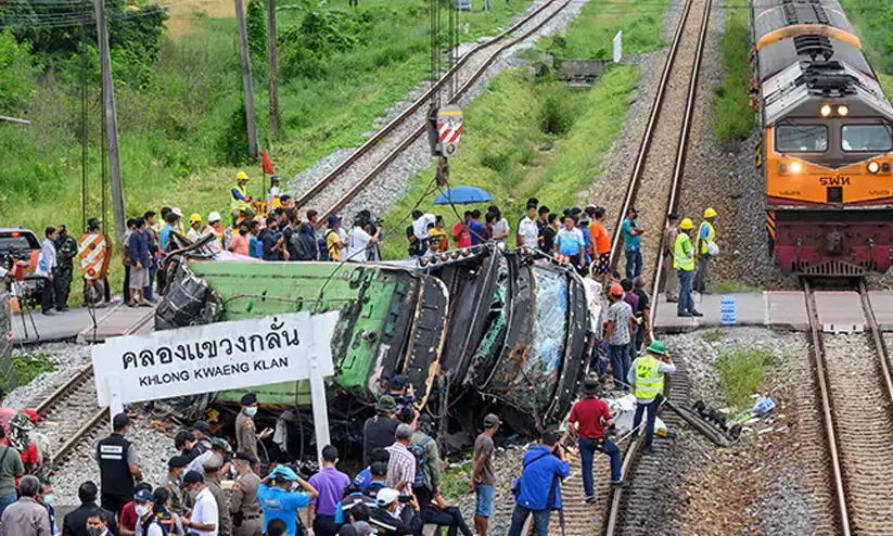 തായ്‌ലന്‍ഡില്‍ ബസില്‍ ചരക്ക് ട്രെയിനിടിച്ച് 18 പേര്‍ മരിച്ചു