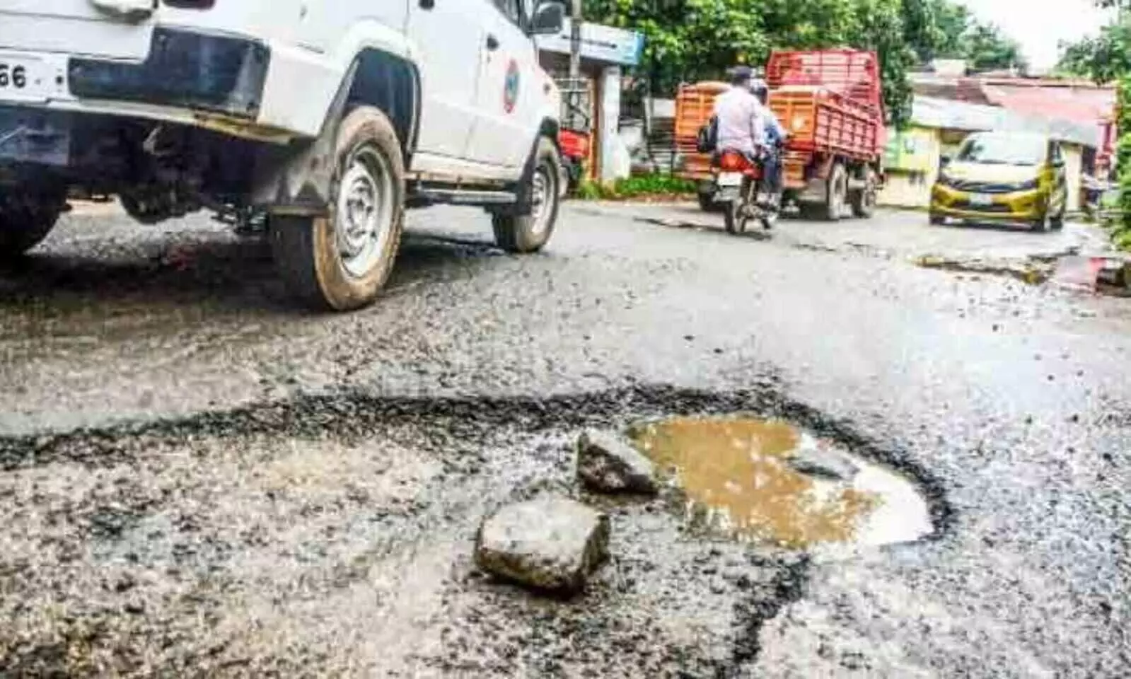 പൊട്ടിപ്പൊളിഞ്ഞ റോഡ്​ കണ്ടാൽ ആരെ വിളിക്കണം​?എവിടെ പരാതി നൽകണം? വിശദീകരണവുമായി എം.വി.ഡി