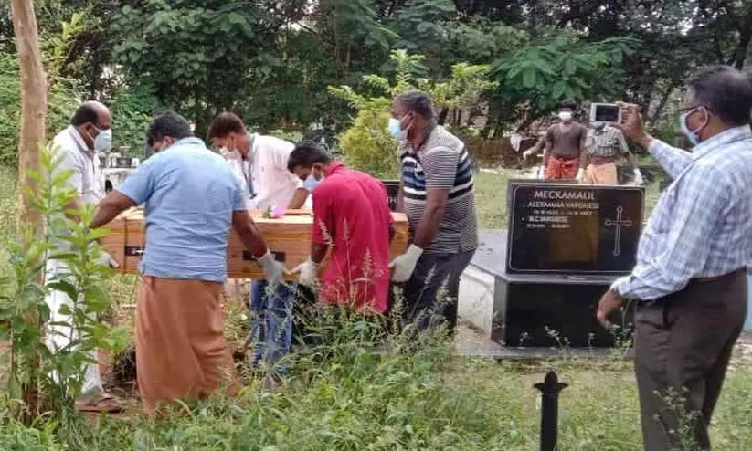 കോവിഡ് ബാധിച്ച് മരിച്ചവരുടെ സംസ്കാരം; വീണ്ടും മാതൃകയായി ആലുവക്കാർ