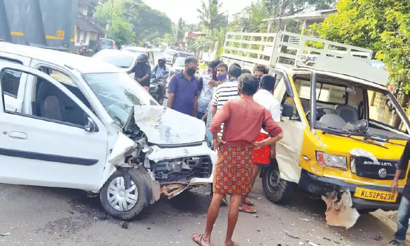 കൂ​ർ​ക്ക​പ്പ​റ​മ്പി​ൽ വാഹനാപകടം; രണ്ടുപേർക്ക് പരിക്ക്