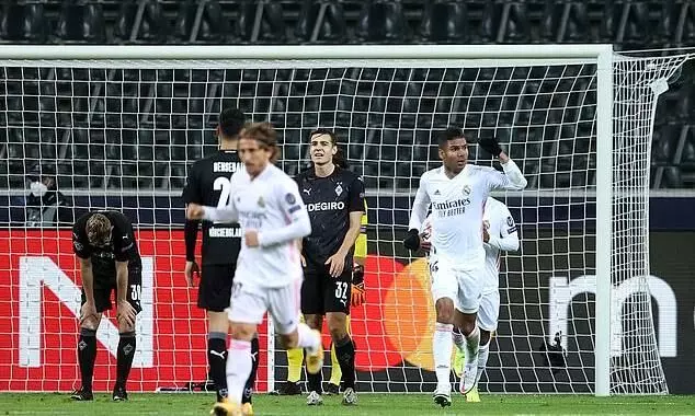 Gladbach 2-2 Real Madrid: Karim Benzema and Casemiro score late goals to earn last-gasp draw