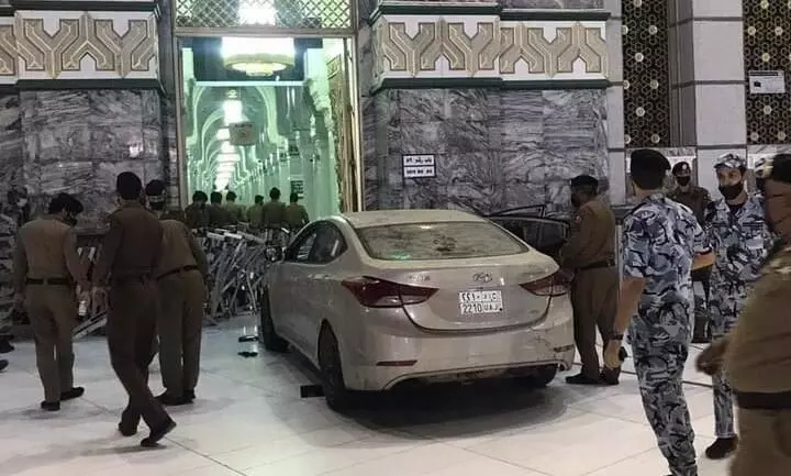 Driver rams car into gate of Meccas Grand Mosque