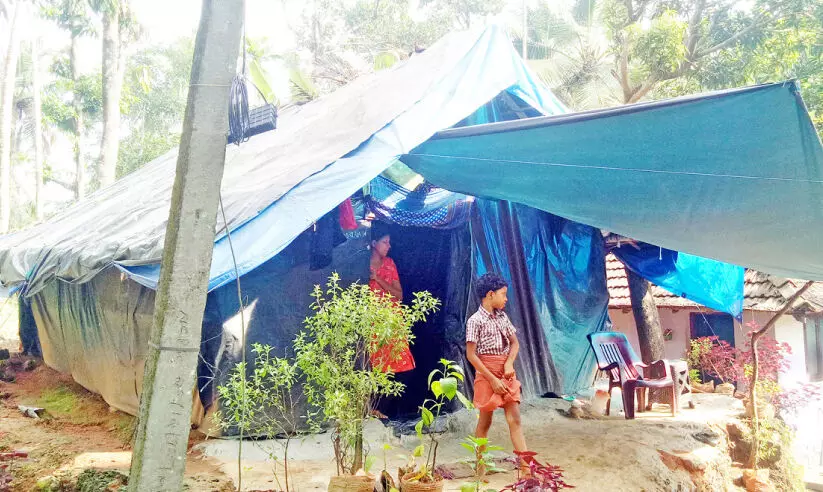 അടച്ചുറപ്പുള്ള വീടില്ല; ഗര്‍ഭിണിയും കുടുംബവും ദുരിതത്തില്‍