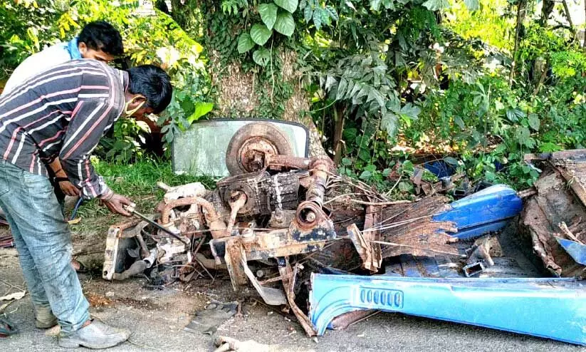 ഷുഗർ ഫാക്ടറി വളപ്പിൽ ദ്രവിച്ചുകിടന്ന വാഹനങ്ങൾ പൊളിച്ചുനീക്കുന്നു