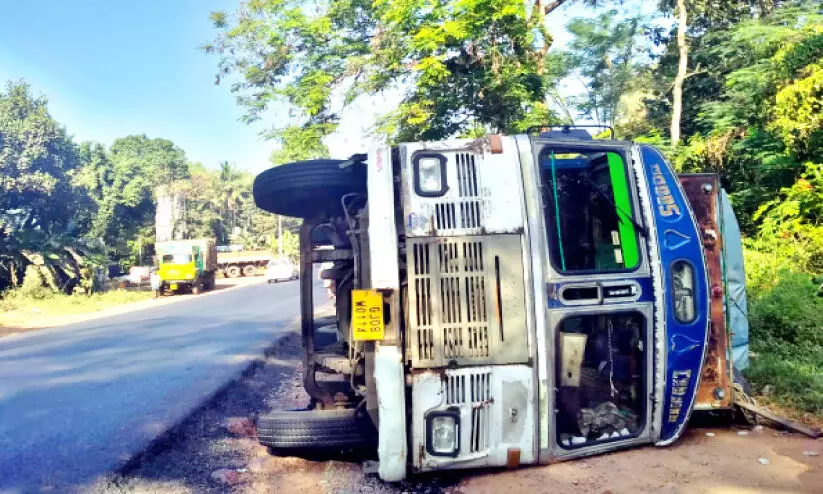 ചരക്കുലോറി നിയന്ത്രണം വിട്ട് മറിഞ്ഞു