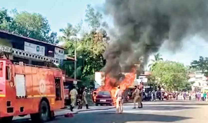 ഓ​ടി​ക്കൊ​ണ്ടി​രി​ക്കെ കാ​ർ ക​ത്തി​ന​ശി​ച്ചു