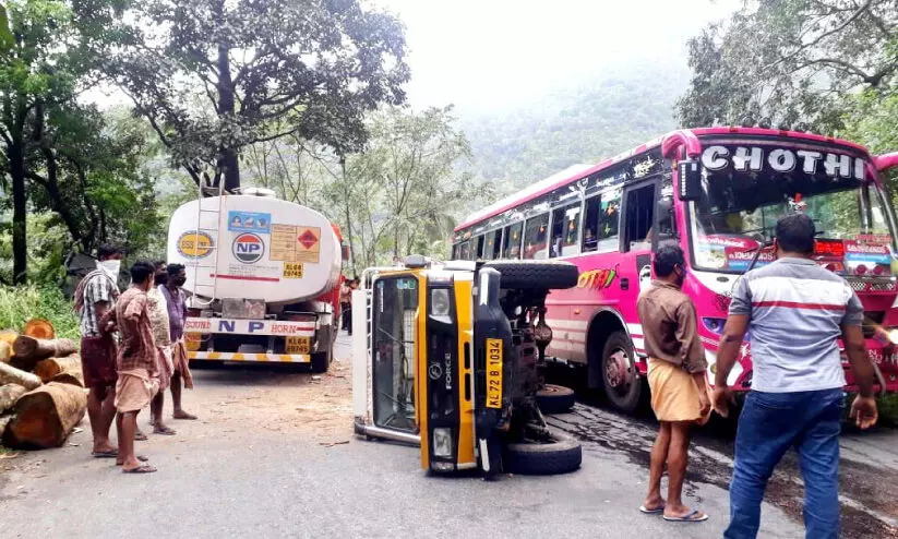 താമരശ്ശേരി ചുരത്തില്‍ അപകടപരമ്പര, ഗതാഗതക്കുരുക്ക്​