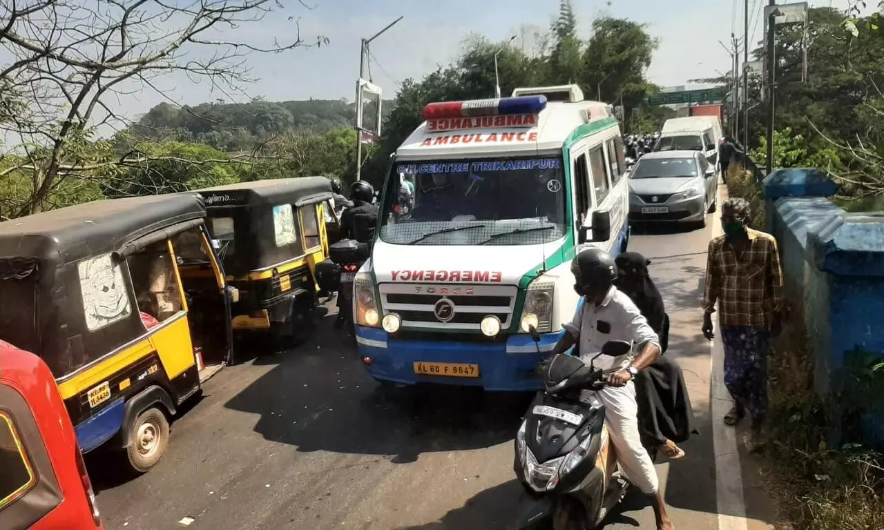 റോഡ് ടാറിങ്: ദേശീയ പാതയിൽ മണിക്കൂറുകളോളം കുടുങ്ങി വാഹനങ്ങൾ