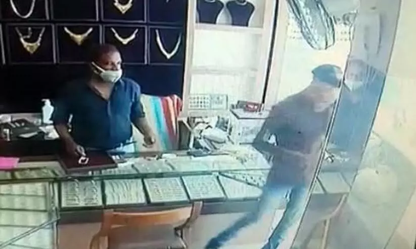 gold chain theft in calicut jwellery