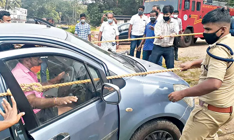 പുഴയിലേക്കുരുണ്ട കാറിൽനിന്ന്​ അമ്മയും കുഞ്ഞും അത്ഭുതകരമായി രക്ഷപ്പെട്ടു