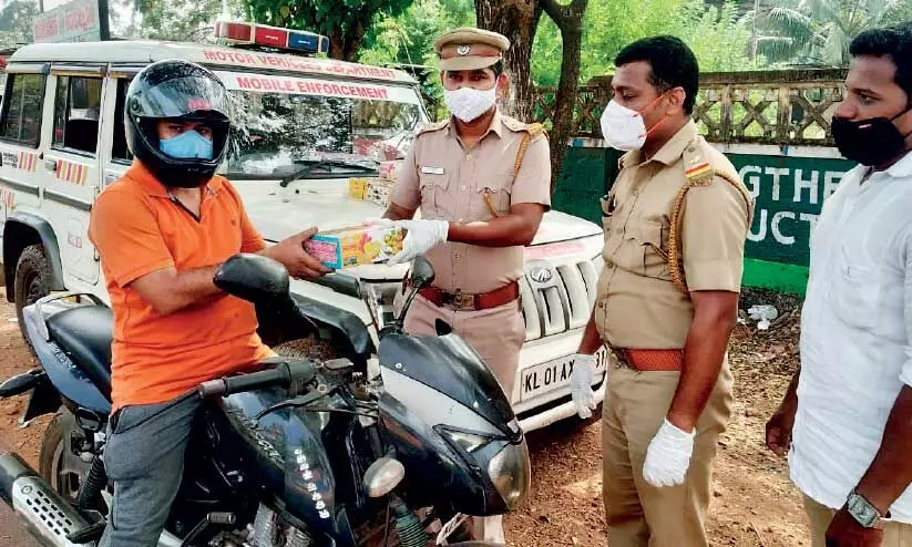 നി​ര​ത്തി​ൽ നി​യ​മം പാ​ലി​ച്ചി​ട്ടു​ണ്ടോ? നി​ന​ക്കി​രി​ക്ക​ട്ടെ ക്രി​സ്മ​സ് കേ​ക്ക്...