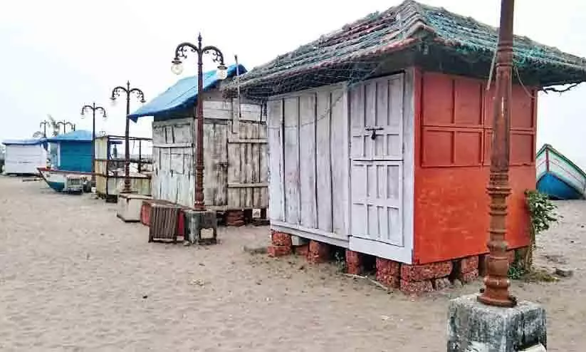 More visitors to Pulimuttu beach;  stores did not open