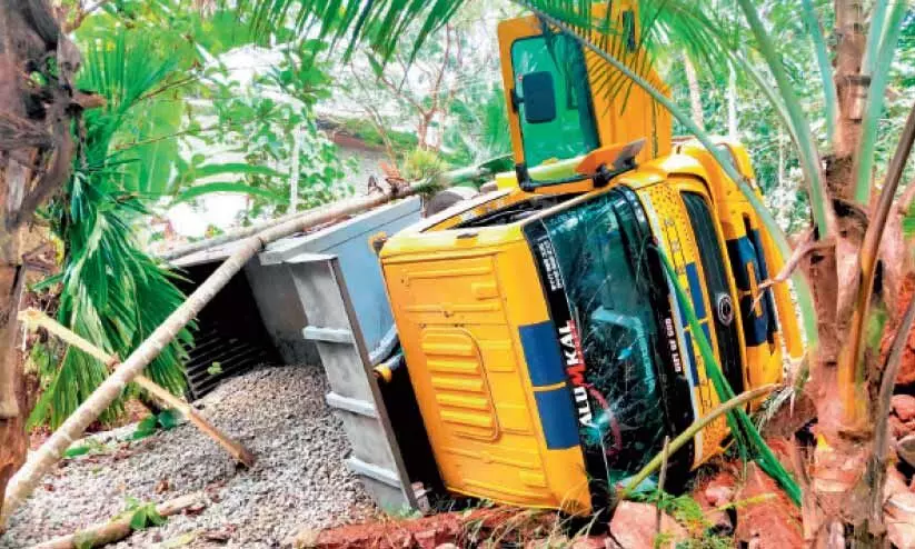 റോഡിടിഞ്ഞ് ലോറി 15 അ​ടി താ​ഴ്ച​യി​ലേ​ക്ക് മറിഞ്ഞു