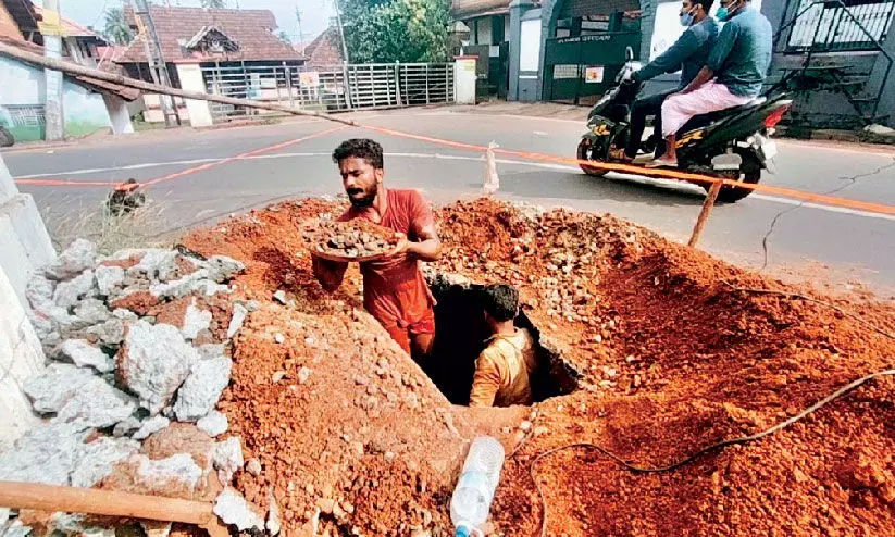 പൊ​ളി​ച്ച​ട​ക്കി ജ​ല അ​തോ​റി​റ്റി