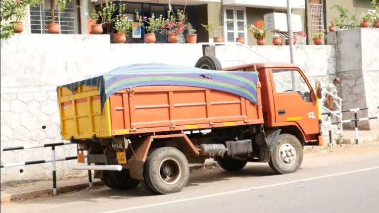 മണൽക്കൊള്ള: രണ്ട് ലോറികൾ പിടികൂടി; ഡ്രൈവർമാർ അറസ്​റ്റിൽ