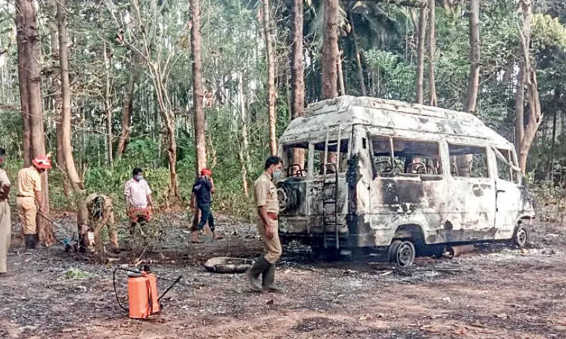 നി​ർ​ത്തി​യി​ട്ട വാ​ഹ​നം ക​ത്തി​ന​ശി​ച്ചു