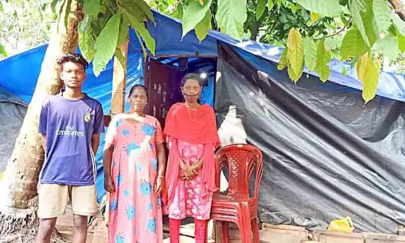 വീടൊരുക്കി നൽകാമെന്നുപറഞ്ഞ് എം.പിയും കോൺഗ്രസുകാരും വഞ്ചിച്ചെന്ന്