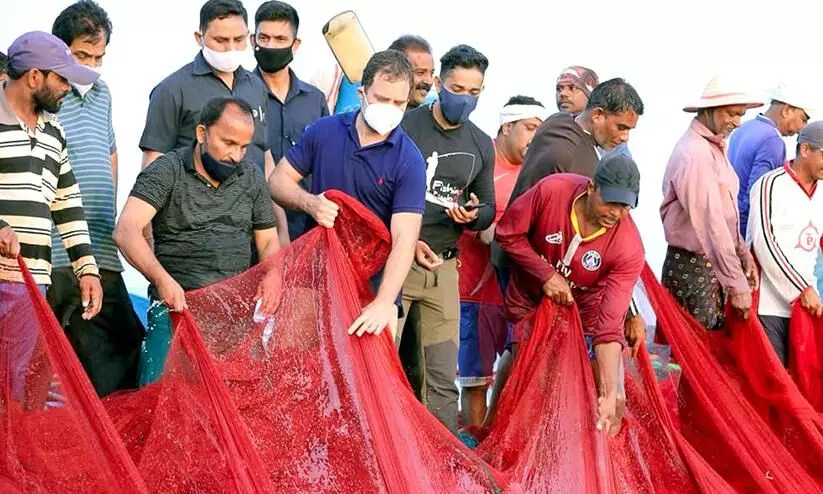 rahul interact with fishermen in kerala