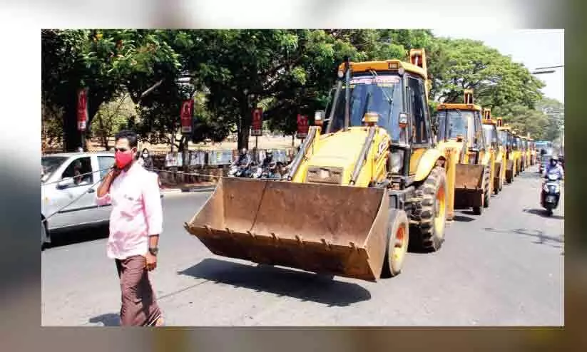 എക്​സ്​കവേറ്ററുകൾ കെട്ടിവലിച്ച് പ്രതിഷേധം