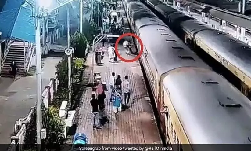 RPF Cop Saves Passenger Who Slipped Trying To Board Moving Train