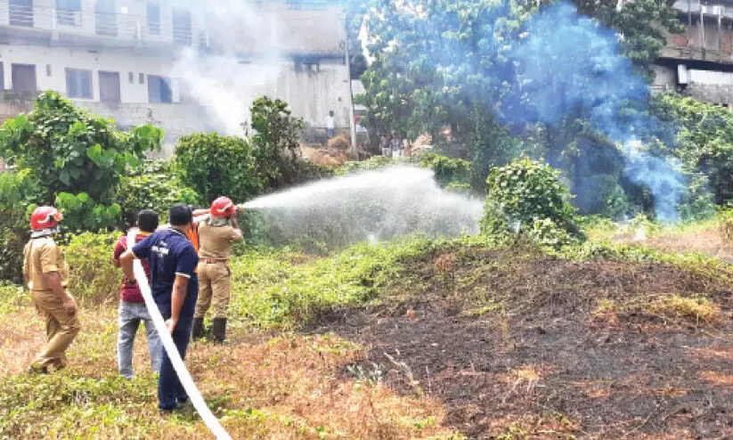 ഇരിട്ടി നഗരമധ്യത്തി​െല ഒഴിഞ്ഞ പറമ്പിൽ തീപിടിത്തം