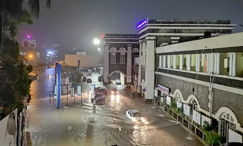 കനത്ത മഴ; തലസ്ഥാന നഗരിയിലെ പലയിടങ്ങളും വെള്ളത്തിനടിയില്‍