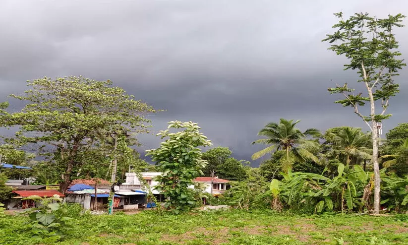 സംസ്ഥാനത്ത് ഇന്നും പരക്കെ മഴക്ക്​ സാധ്യതയെന്ന്​ കാലാവസ്ഥ വകുപ്പ്; ന്യൂനമര്‍ദ്ദം ചുഴലിക്കാറ്റായേക്കും