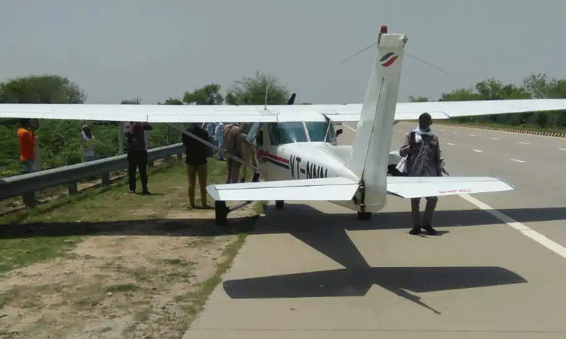 2 seater plane emergency landing