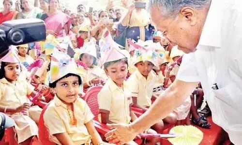 pinarayi vijayan with students