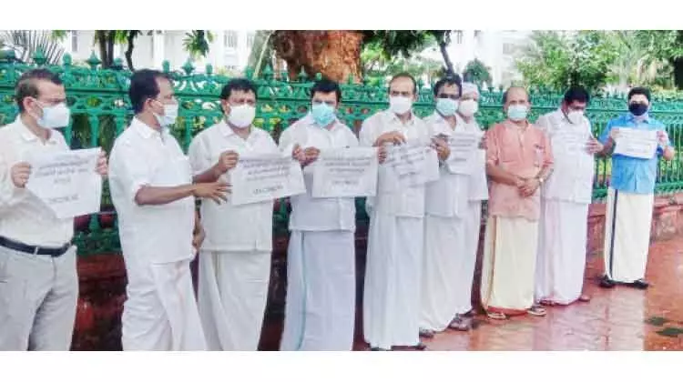 പ്ര​വാ​സി​ക​ളോ​ടു​ള്ള അ​വ​ഗ​ണ​ന –ഒ.​​െഎ.​സി.​സി നി​ൽ​പ് സ​മ​രം ന​ട​ത്തി