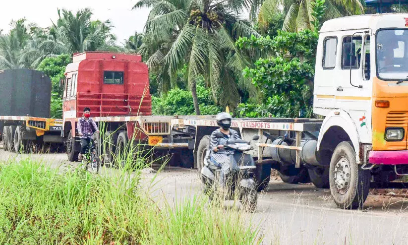 ഡീസൽ വിലക്കയറ്റവും കണ്ടെയ്​നർ വരവിലെ കുറവും കണ്ടെയ്​നർ ലോറികൾ കട്ടപ്പുറത്തേക്ക്​