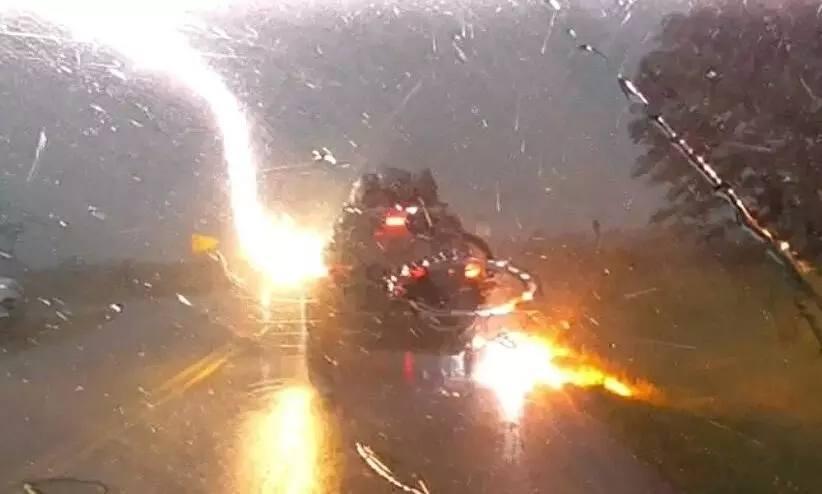 Watch: Lightning strikes car on highway in Kansas